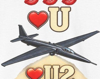 Puede incluir: Un diseño gráfico que muestra un avión espía U-2 negro centrado entre dos líneas de texto. La línea superior muestra tres labios rojos, un corazón rojo y la letra U. La línea inferior muestra un corazón rojo y el texto U2 sobre un fondo triangular beige.