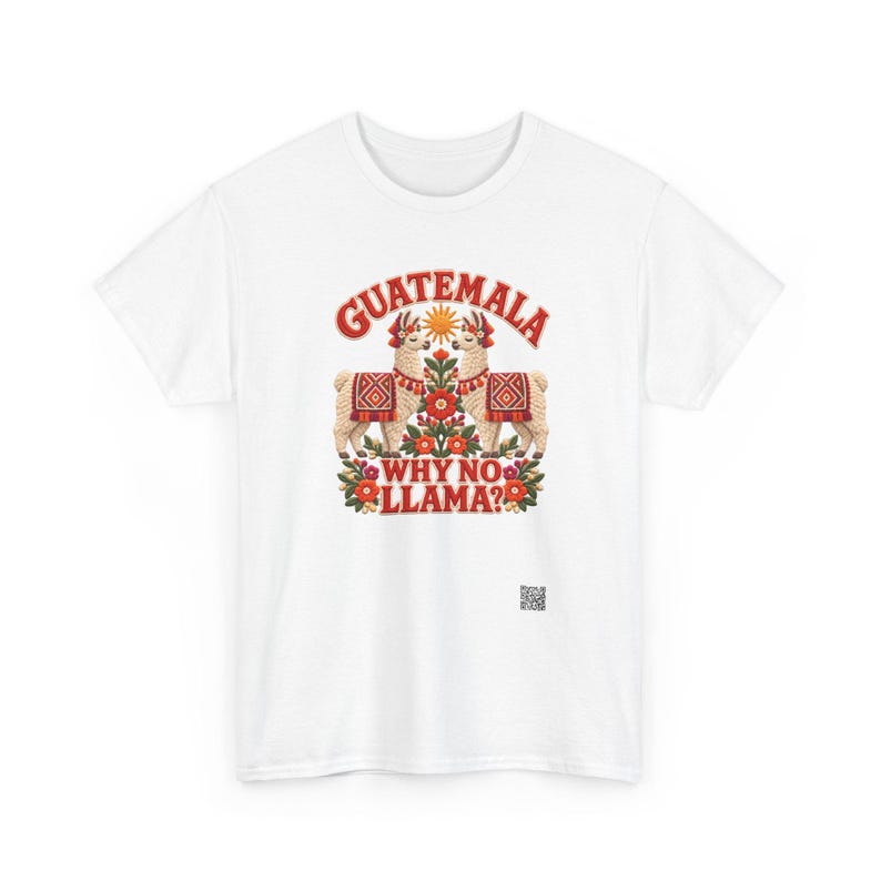 Puede incluir: Una camiseta blanca con un estampado gr&aacute;fico de dos llamas frente a frente, rodeadas de motivos florales rojos y verdes y un sol amarillo. El texto GUATEMALA aparece arqueado arriba y WHY NO LLAMA? est&aacute; impreso debajo de las llamas.
