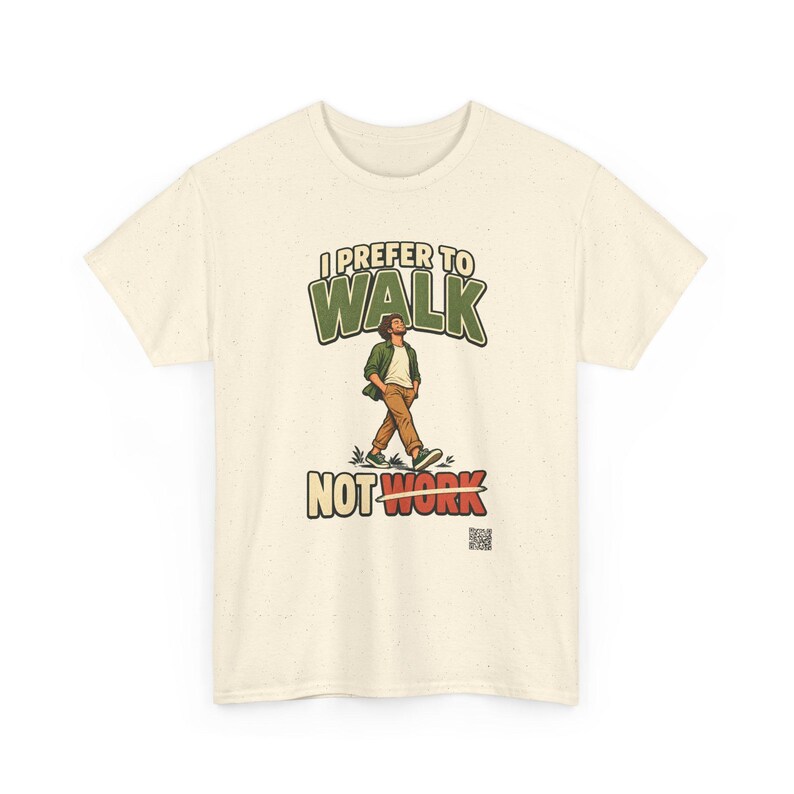 Op de afbeelding: Een cr&egrave;mekleurig T-shirt met korte mouwen en een afbeelding van een lopend persoon. De tekst I PREFER TO WALK staat boven de figuur en NOT WORK eronder, met een lijn door het woord WORK. Een kleine QR-code is rechtsonder afgedrukt.