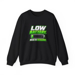 Sudadera con batería baja, divertida sudadera de cuello redondo con estampado de cansancio, regalo para amantes de las siestas que necesitan recargarse. imagen 4