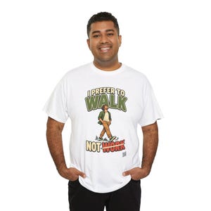 Op de afbeelding: Een wit t-shirt met korte mouwen en een afbeelding van een lopend persoon. De tekst erboven luidt I PREFER TO WALK en de tekst eronder luidt NOT WORK met een potloodafbeelding die het woord work in rood en geel doorkruist.