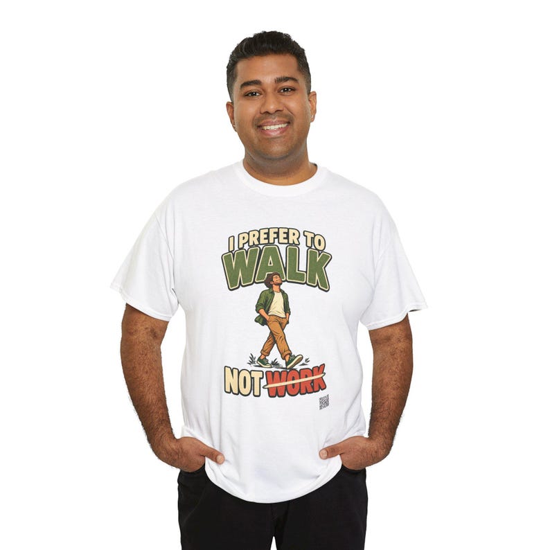 Op de afbeelding: Een wit t-shirt met korte mouwen en een afbeelding van een lopend persoon. De tekst erboven luidt I PREFER TO WALK en de tekst eronder luidt NOT WORK met een potloodafbeelding die het woord work in rood en geel doorkruist.