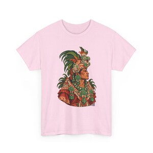 Camiseta de rey maya, noble maya con tocado de jade junto a una pirámide, camiseta gráfica de gobernante maya, camiseta de Guatemala y México, regalo para amantes de la historia imagen 13