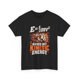 Camiseta "Evita mi energía cinética", regalo divertido para profesores de física, camiseta con juego de palabras científico, camiseta de física E=1/2mv² (unisex) imagen 2