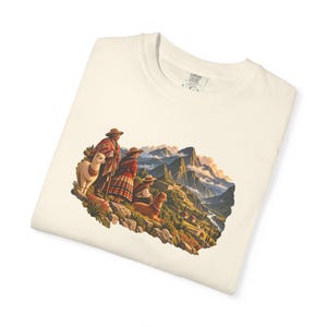 Camiseta Andean Family Comfort Colors, camiseta con paisaje de llamas y alpacas de Perú, camiseta de tejido grueso teñida en prenda, regalo peruano para abuelos.