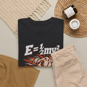 Camiseta "Evita mi energía cinética", regalo divertido para profesores de física, camiseta con juego de palabras científico, camiseta de física E=1/2mv² (unisex) imagen 6