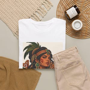 Camiseta con retrato de mujer maya, diadema y pendientes de jade maya, camiseta estampada para mujer, camiseta de herencia latina, regalo de arte mexicano-guatemalteco imagen 9