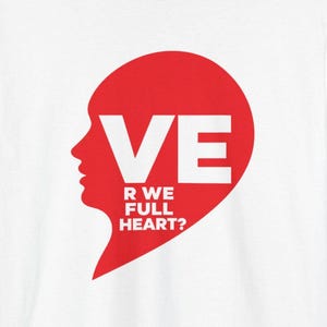 Puede incluir: Una camiseta blanca con un gr&aacute;fico rojo con forma de perfil de cabeza humana. El gr&aacute;fico contiene el texto blanco VE, seguido del texto blanco m&aacute;s peque&ntilde;o R WE FULL HEART? dentro de la silueta roja.