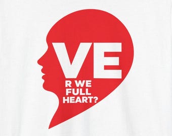 Puede incluir: Una camiseta blanca con un gráfico rojo con forma de perfil de cabeza humana. El gráfico contiene el texto blanco VE, seguido del texto blanco más pequeño R WE FULL HEART? dentro de la silueta roja.