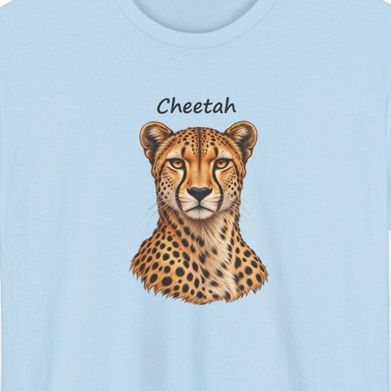 T-shirt met realistische cheetah-afbeelding, ideaal cadeau voor natuurliefhebbers, gemaakt van zwaar katoen. afbeelding 1
