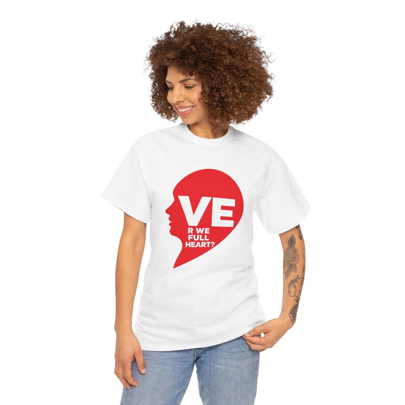 Camiseta de pareja con medio corazón, regalo a juego para San Valentín para él y para ella. imagen 10