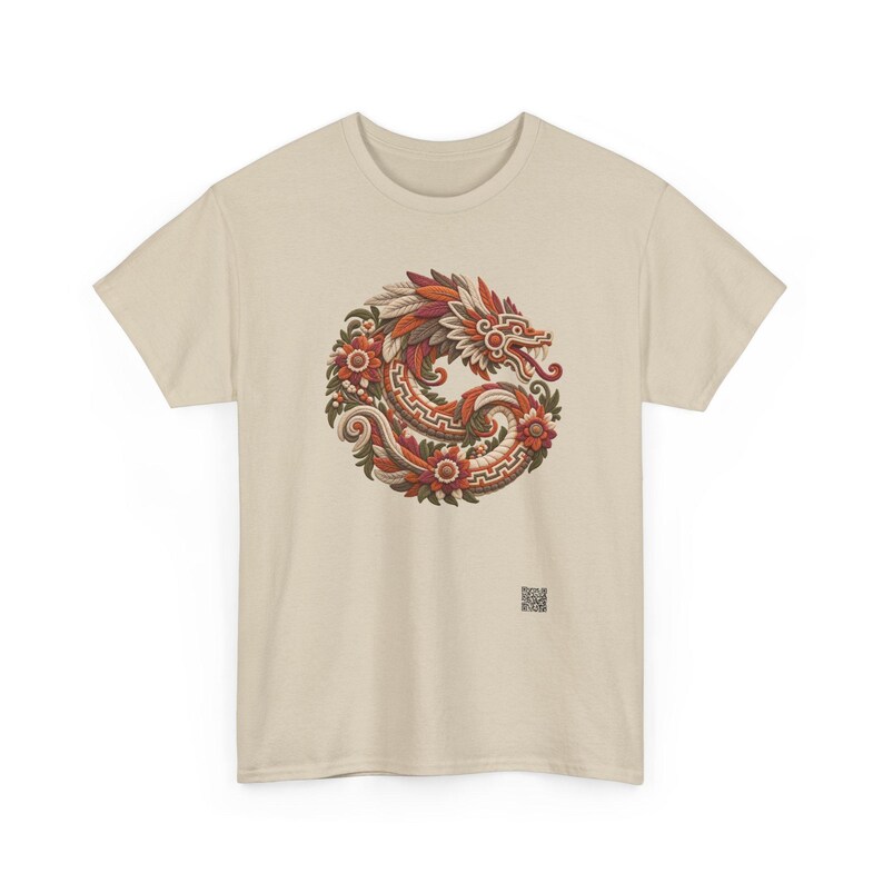 Puede incluir: Una camiseta beige de manga corta con un gr&aacute;fico circular de un drag&oacute;n estilizado entrelazado con elementos florales en tonos rojos, naranjas y marrones. El dise&ntilde;o incluye patrones geom&eacute;tricos y un peque&ntilde;o c&oacute;digo QR cuadrado debajo.