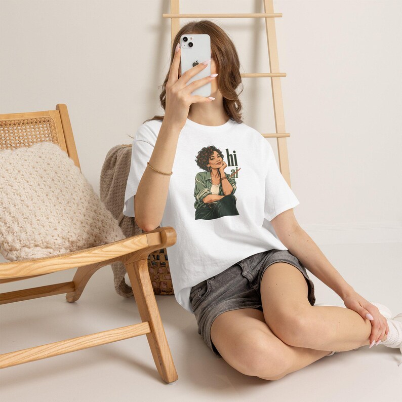 Vintage T-shirt voor een vrouw met krullend haar, "Hi Not AI"-shirt, anti-AI-cadeau voor haar. afbeelding 2