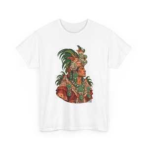 Camiseta de rey maya, noble maya con tocado de jade junto a una pirámide, camiseta gráfica de gobernante maya, camiseta de Guatemala y México, regalo para amantes de la historia imagen 2