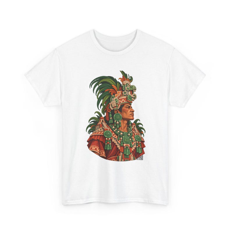 Camiseta de rey maya, noble maya con tocado de jade junto a una pirámide, camiseta gráfica de gobernante maya, camiseta de Guatemala y México, regalo para amantes de la historia imagen 2
