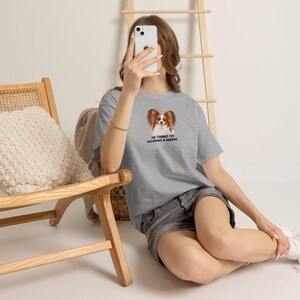 Lustiges T-Shirt für Papillon-Mama: „Er denkt, ich trage einen Spiegel.“ – Geschenkidee für Hundeliebhaber Bild 6