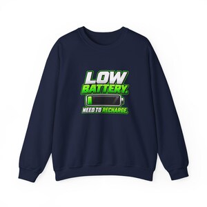 Sudadera con batería baja, divertida sudadera de cuello redondo con estampado de cansancio, regalo para amantes de las siestas que necesitan recargarse. imagen 5