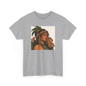 Camiseta con retrato de mujer maya, diadema y pendientes de jade maya, camiseta estampada para mujer, camiseta de herencia latina, regalo de arte mexicano-guatemalteco imagen 5