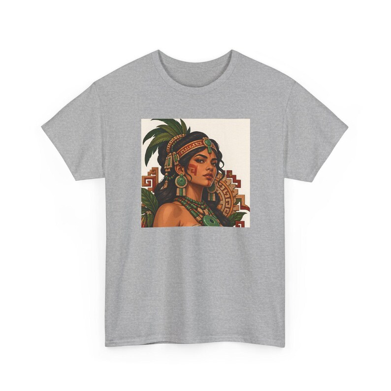 Camiseta con retrato de mujer maya, diadema y pendientes de jade maya, camiseta estampada para mujer, camiseta de herencia latina, regalo de arte mexicano-guatemalteco imagen 5