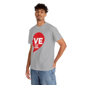 Camiseta de pareja con medio corazón, regalo a juego para San Valentín para él y para ella. imagen 7