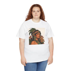Camiseta con retrato de mujer maya, diadema y pendientes de jade maya, camiseta estampada para mujer, camiseta de herencia latina, regalo de arte mexicano-guatemalteco imagen 8