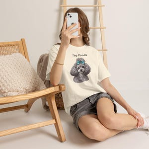 Realistisches silbernes Toypudel-T-Shirt mit türkisfarbener Schleife – das perfekte Geschenk für Hundeliebhaber Bild 7