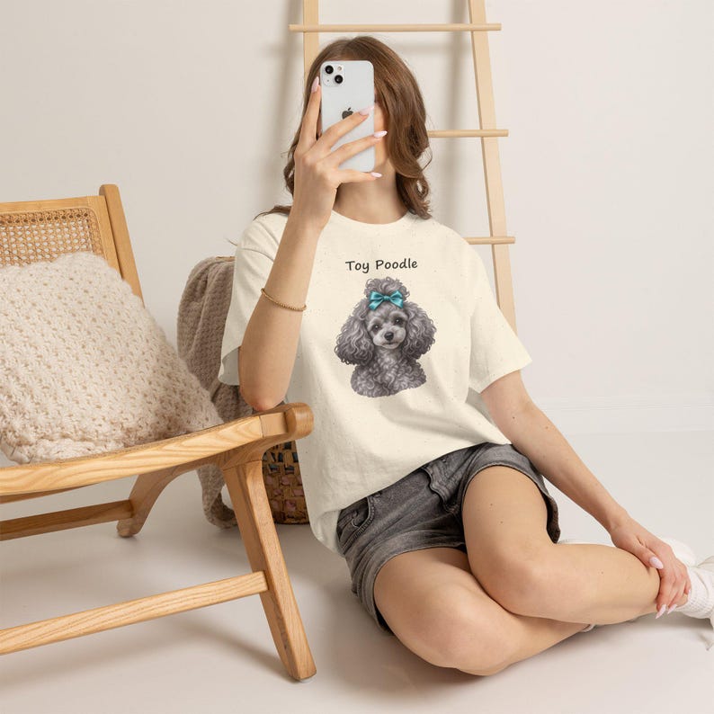 Realistisches silbernes Toypudel-T-Shirt mit türkisfarbener Schleife – das perfekte Geschenk für Hundeliebhaber Bild 7