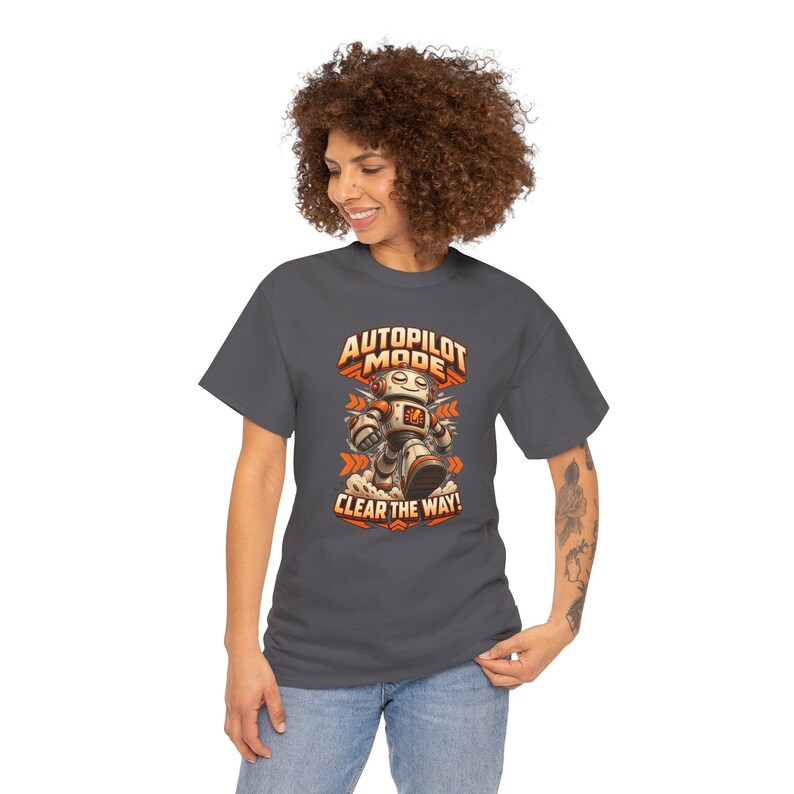 K&ouml;nnte beinhalten: Ein dunkelgraues Kurzarm-T-Shirt mit einer Grafik eines laufenden Roboters mit orangefarbenen Akzenten. Der Text &uuml;ber dem Roboter lautet AUTOPILOT MODE und der Text darunter lautet CLEAR THE WAY in fetter orangefarbener Schrift.