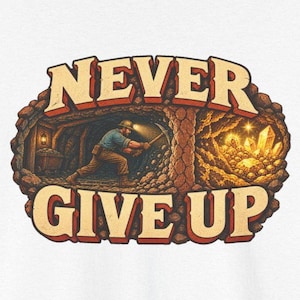 Puede incluir: Un estampado gr&aacute;fico con el texto NEVER GIVE UP en letras beige gruesas. El dise&ntilde;o muestra a un minero con linterna frontal usando un pico en un t&uacute;nel oscuro, con cristales amarillos brillantes y una vagoneta de mina al fondo.
