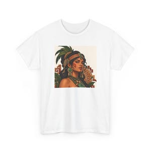 Camiseta con retrato de mujer maya, diadema y pendientes de jade maya, camiseta estampada para mujer, camiseta de herencia latina, regalo de arte mexicano-guatemalteco imagen 2