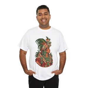 Camiseta de rey maya, noble maya con tocado de jade junto a una pirámide, camiseta gráfica de gobernante maya, camiseta de Guatemala y México, regalo para amantes de la historia imagen 11