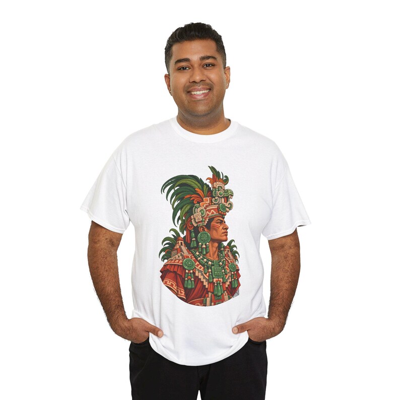 Camiseta de rey maya, noble maya con tocado de jade junto a una pirámide, camiseta gráfica de gobernante maya, camiseta de Guatemala y México, regalo para amantes de la historia imagen 11