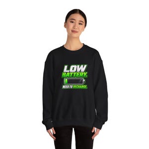 Sudadera con batería baja, divertida sudadera de cuello redondo con estampado de cansancio, regalo para amantes de las siestas que necesitan recargarse. imagen 11
