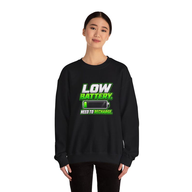 Sudadera con batería baja, divertida sudadera de cuello redondo con estampado de cansancio, regalo para amantes de las siestas que necesitan recargarse. imagen 11