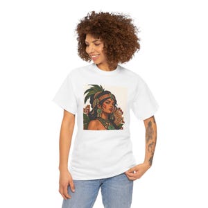 Camiseta con retrato de mujer maya, diadema y pendientes de jade maya, camiseta estampada para mujer, camiseta de herencia latina, regalo de arte mexicano-guatemalteco imagen 6