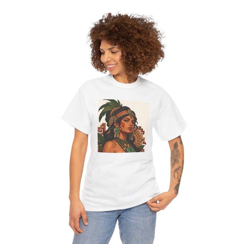 Camiseta con retrato de mujer maya, diadema y pendientes de jade maya, camiseta estampada para mujer, camiseta de herencia latina, regalo de arte mexicano-guatemalteco imagen 6