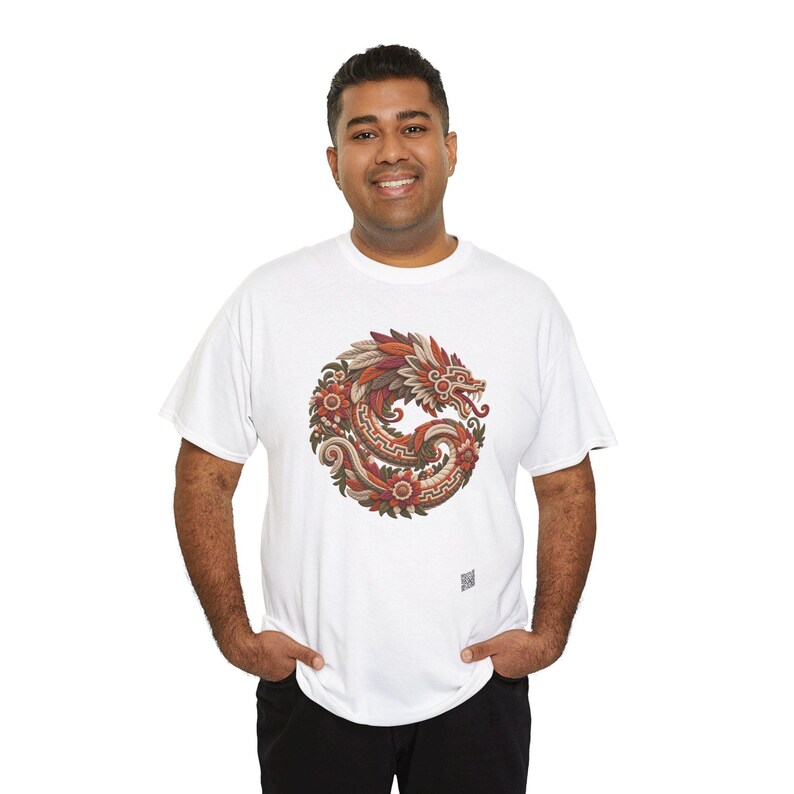 Puede incluir: Una camiseta blanca de manga corta con un gr&aacute;fico circular en el pecho. El dise&ntilde;o muestra un drag&oacute;n estilizado enroscado en un c&iacute;rculo, representado en tonos rojos, naranjas, marrones y crema con intrincados patrones florales.