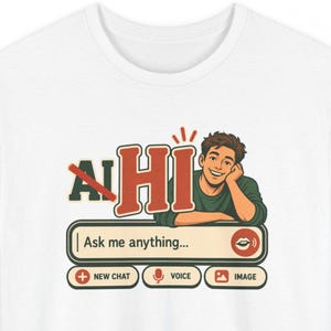 Puede incluir: Una camiseta blanca con un gr&aacute;fico de una persona apoyada en una interfaz de chat. El texto dice AI HI y Ask me anything... con botones etiquetados como NEW CHAT, VOICE e IMAGE. El dise&ntilde;o utiliza tonos verde oscuro, rojo y crema.