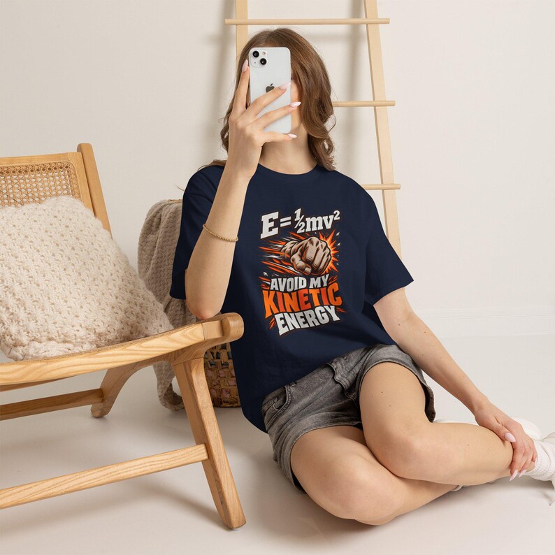 Camiseta "Evita mi energía cinética", regalo divertido para profesores de física, camiseta con juego de palabras científico, camiseta de física E=1/2mv² (unisex) imagen 13