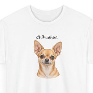 Puede incluir: Una camiseta blanca con una ilustraci&oacute;n realista de la cabeza y los hombros de un perro Chihuahua de color canela centrada en el pecho. Sobre la cabeza del perro, la palabra Chihuahua est&aacute; impresa en una fuente negra.