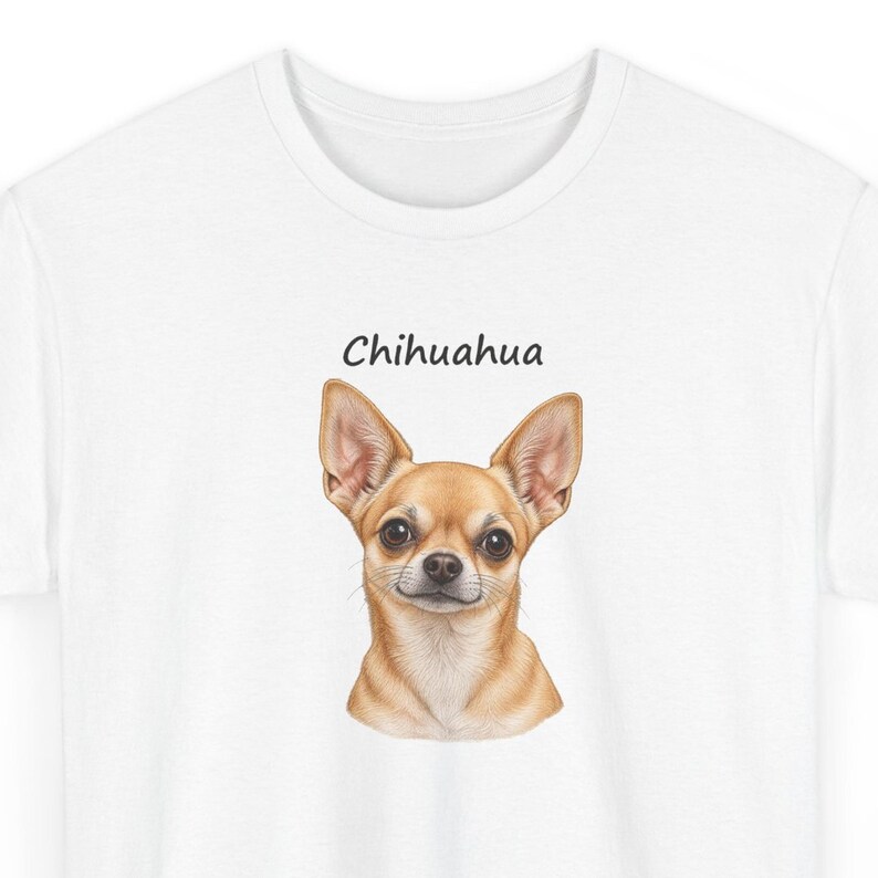 Puede incluir: Una camiseta blanca con una ilustraci&oacute;n realista de la cabeza y los hombros de un perro Chihuahua de color canela centrada en el pecho. Sobre la cabeza del perro, la palabra Chihuahua est&aacute; impresa en una fuente negra.
