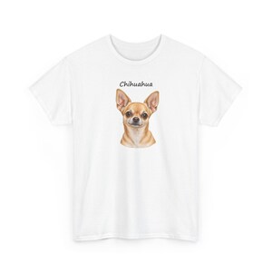 Puede incluir: Una camiseta blanca de manga corta con un gr&aacute;fico centrado de la cabeza de un perro Chihuahua de color canela con orejas grandes y ojos oscuros. Sobre la ilustraci&oacute;n del perro, la palabra Chihuahua est&aacute; impresa en una fuente negra sencilla.