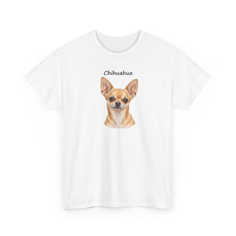 Puede incluir: Una camiseta blanca de manga corta con un gr&aacute;fico centrado de la cabeza de un perro Chihuahua de color canela con orejas grandes y ojos oscuros. Sobre la ilustraci&oacute;n del perro, la palabra Chihuahua est&aacute; impresa en una fuente negra sencilla.