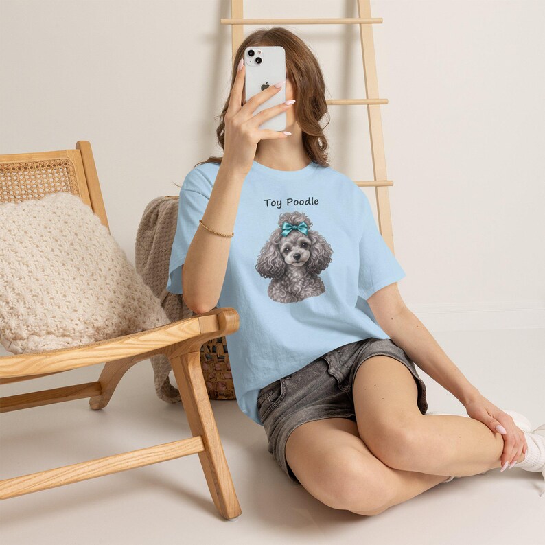 Realistisches silbernes Toypudel-T-Shirt mit türkisfarbener Schleife – das perfekte Geschenk für Hundeliebhaber Bild 8