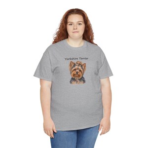 Op de afbeelding: Een grijs gem&ecirc;leerd T-shirt met korte mouwen en een centrale afbeelding van een Yorkshire Terri&euml;r met bruine en zwarte vacht. De tekst "Yorkshire Terrier" staat in een eenvoudig zwart lettertype boven de illustratie.