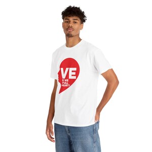 Camiseta de pareja con medio corazón, regalo a juego para San Valentín para él y para ella. imagen 6
