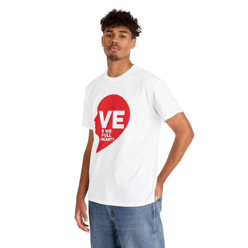 Camiseta de pareja con medio corazón, regalo a juego para San Valentín para él y para ella. imagen 6