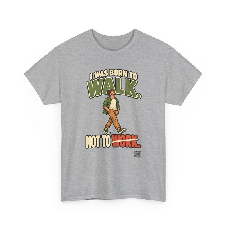 Op de afbeelding: Een grijs gem&ecirc;leerd t-shirt met een afbeelding van een lopend persoon. De tekst erboven luidt I WAS BORN TO WALK. en de tekst eronder luidt NOT TO WORK. De persoon draagt een groen overhemd, wit ondershirt, bruine broek en groene sneakers.