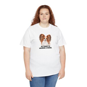 Lustiges T-Shirt für Papillon-Mama: „Er denkt, ich trage einen Spiegel.“ – Geschenkidee für Hundeliebhaber Bild 2