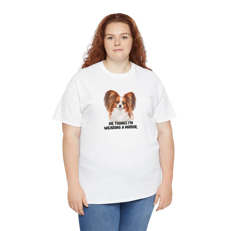 Lustiges T-Shirt für Papillon-Mama: „Er denkt, ich trage einen Spiegel.“ – Geschenkidee für Hundeliebhaber Bild 2